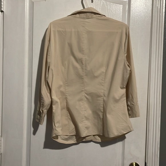 Women’s Button Up Top. - Picture 3 of 4